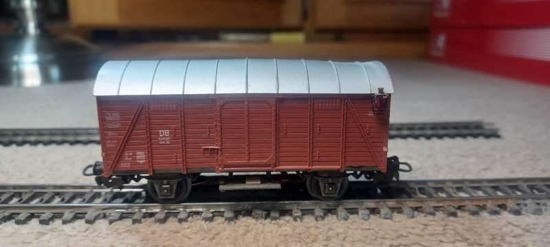 Marklin 4506 - goods van - with side mounted tail lamps