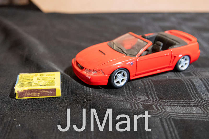 Red 1:24 Scale Maisto Diecast 1999 Ford Mustang GT Model