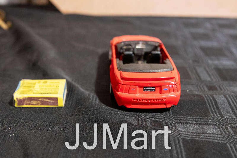 Red 1:24 Scale Maisto Diecast 1999 Ford Mustang GT Model