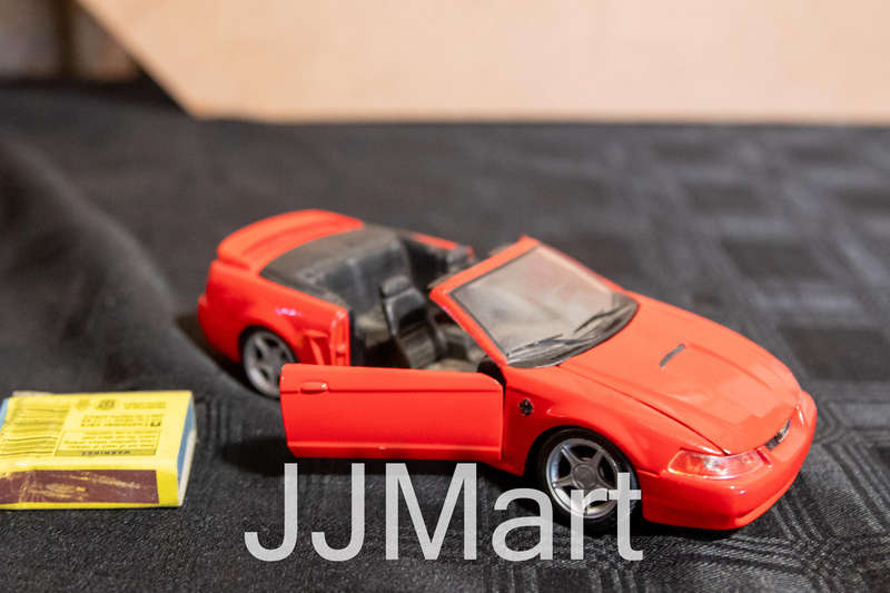 Red 1:24 Scale Maisto Diecast 1999 Ford Mustang GT Model