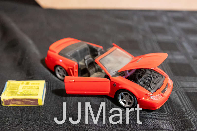 Red 1:24 Scale Maisto Diecast 1999 Ford Mustang GT Model