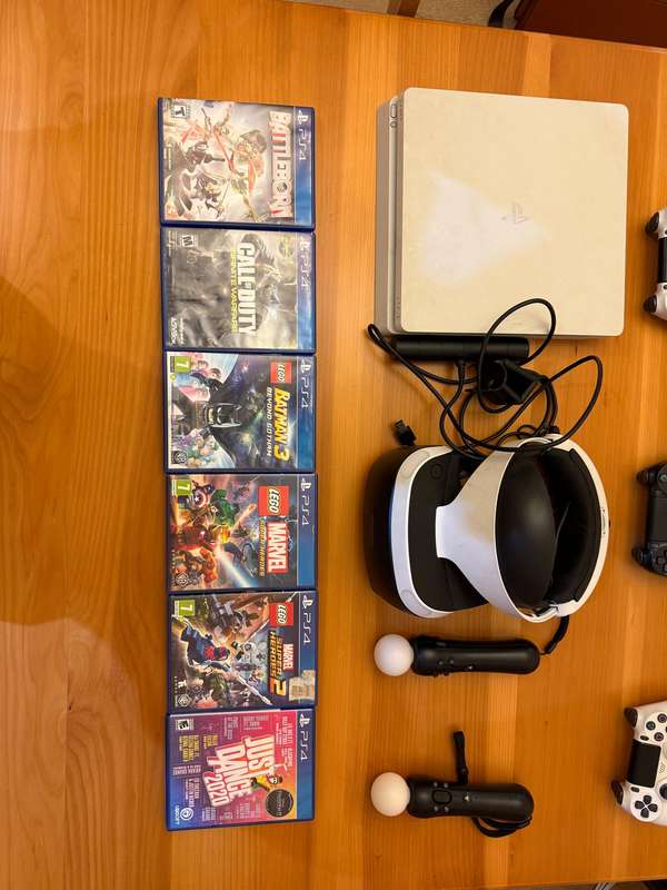 PS4 Console bundle+ VR Bundle+ 3 Dual-sense controllers+ 2 Move Controllers+games