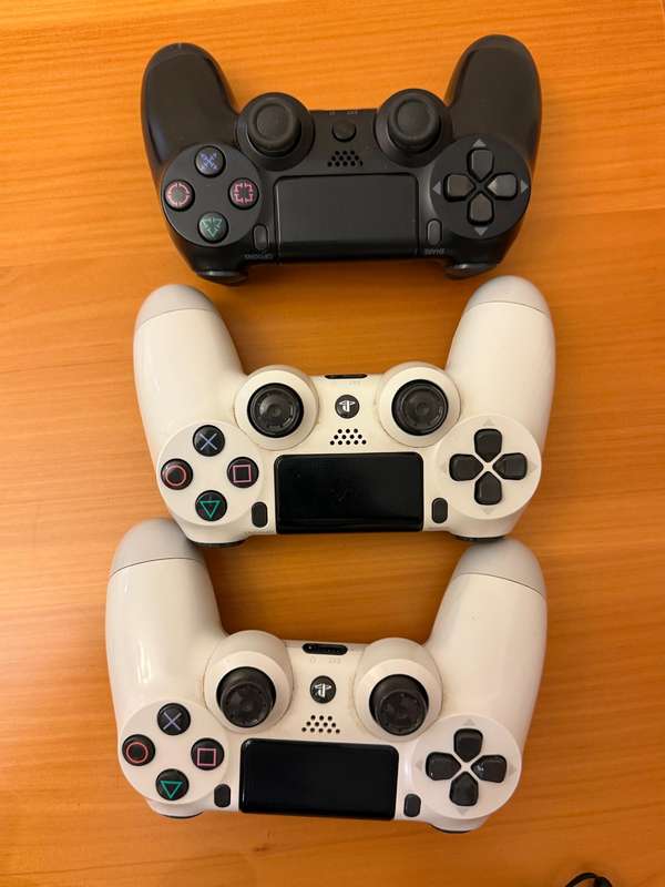 PS4 Console bundle+ VR Bundle+ 3 Dual-sense controllers+ 2 Move Controllers+games