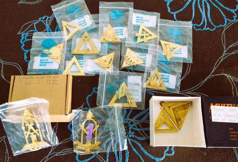 VINTAGE JEWELS FROM THE 1980s large lot