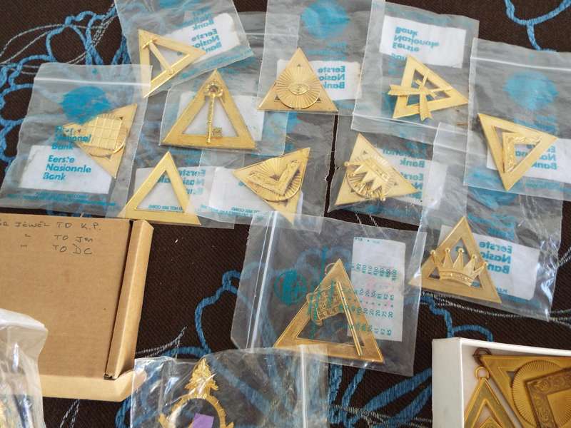 VINTAGE JEWELS FROM THE 1980s large lot