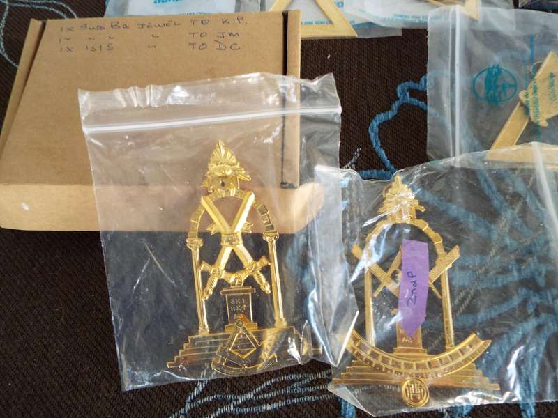 VINTAGE JEWELS FROM THE 1980s large lot