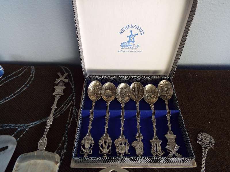 VINTAGE  LOT INCLUDING CUTLERY SET  ,,,, good condition as 1 ,dont miss this lot