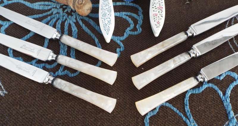 VINTAGE  LOT INCLUDING CUTLERY SET  ,,,, good condition as 1 ,dont miss this lot