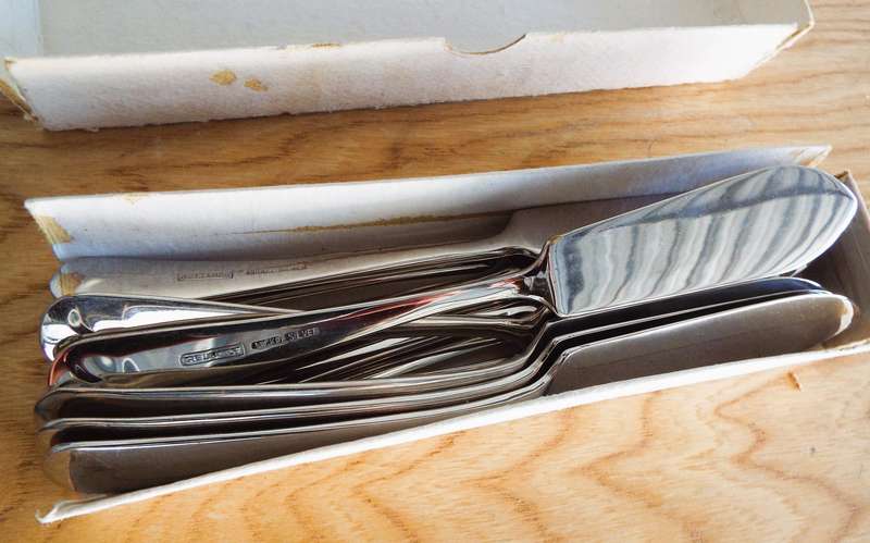 vintage 12 x boxed fish knifes