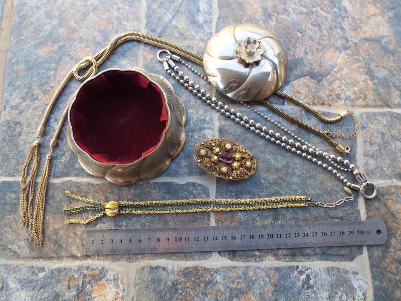 Vintage jewellery box with some stuff as 1 lot