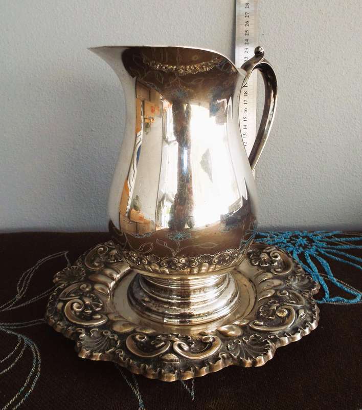 Vintage  water pitcher  (very nice )