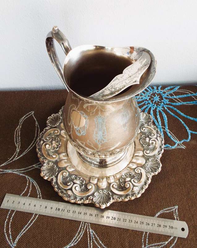 Vintage  water pitcher  (very nice )