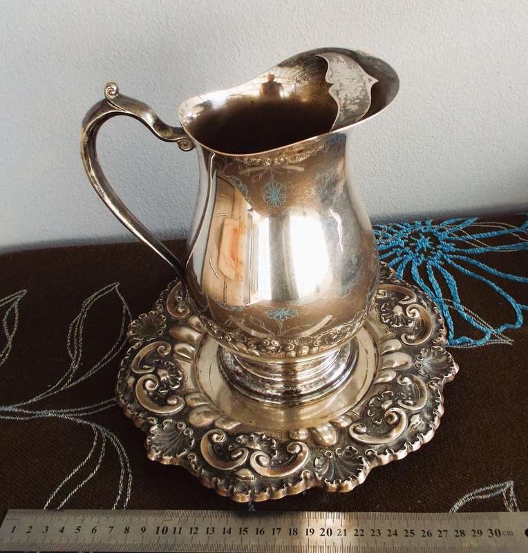 Vintage  water pitcher  (very nice )