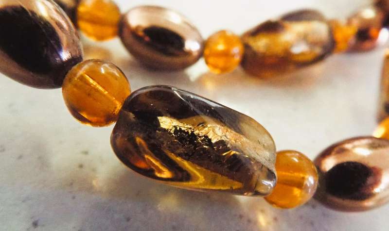 VINTAGE 1950s AURORA BOREALIS GLASS BEAD NECKLACE