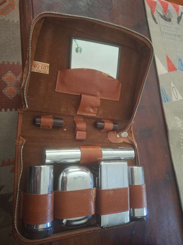 MENS TRAVEL KIT WITH A LEATHER POUCH