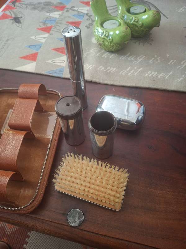 MENS TRAVEL KIT WITH A LEATHER POUCH