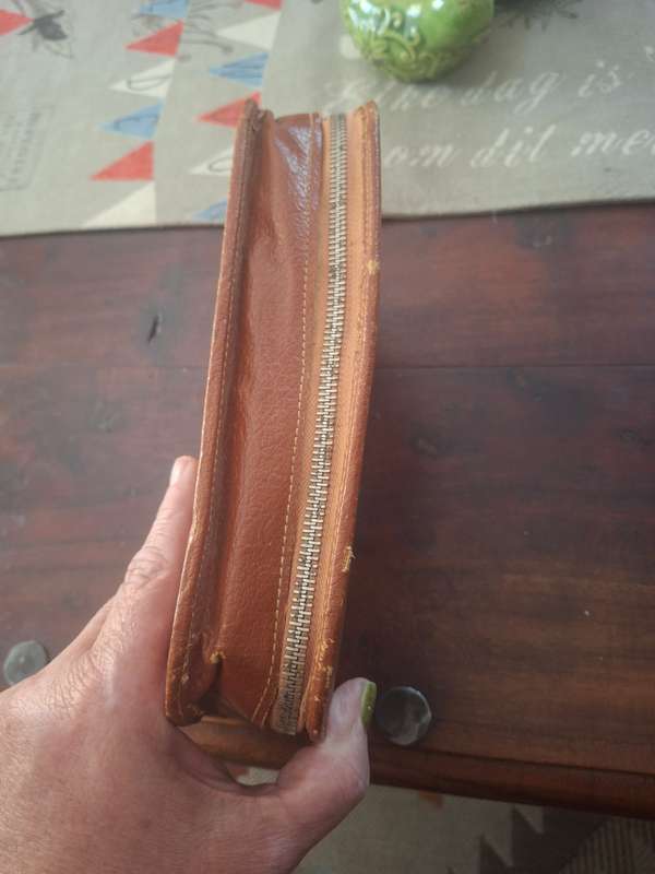 MENS TRAVEL KIT WITH A LEATHER POUCH