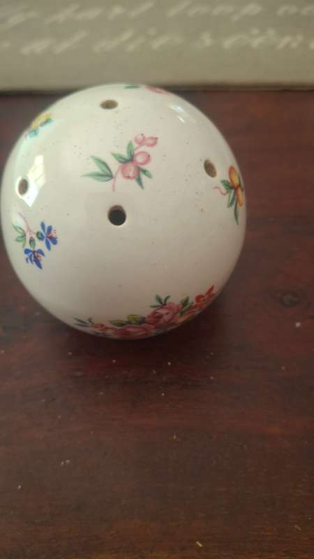 Vintage sented porcelain ball