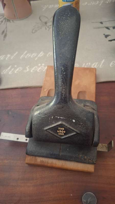 The uno Snr hole punch vintage