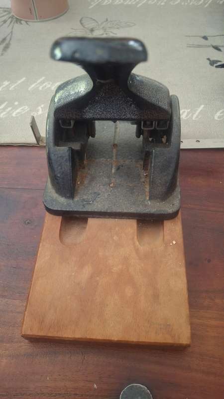 The uno Snr hole punch vintage