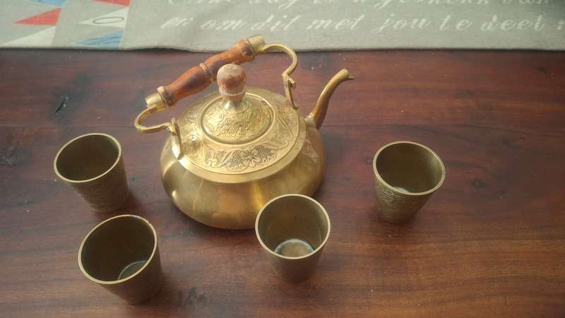 Brass kettle with 4 cups