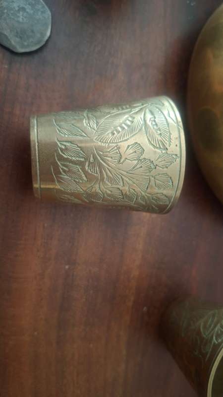 Brass kettle with 4 cups