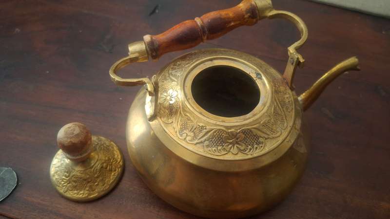 Brass kettle with 4 cups