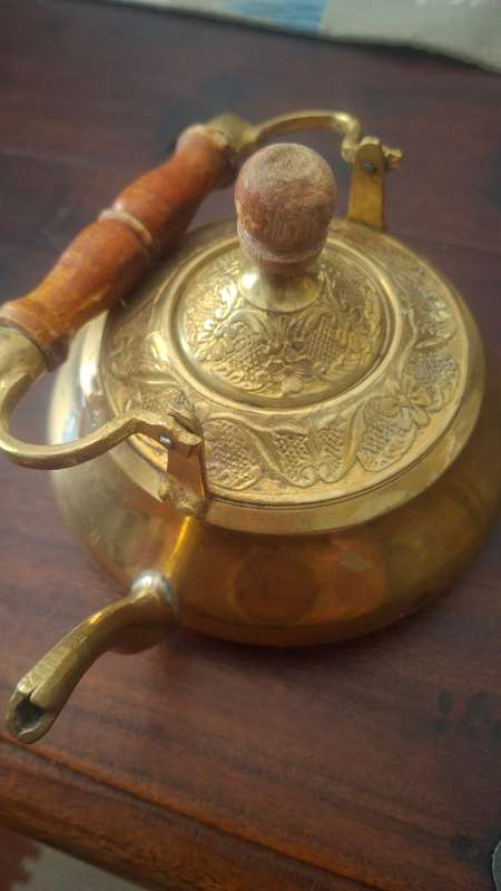 Brass kettle with 4 cups