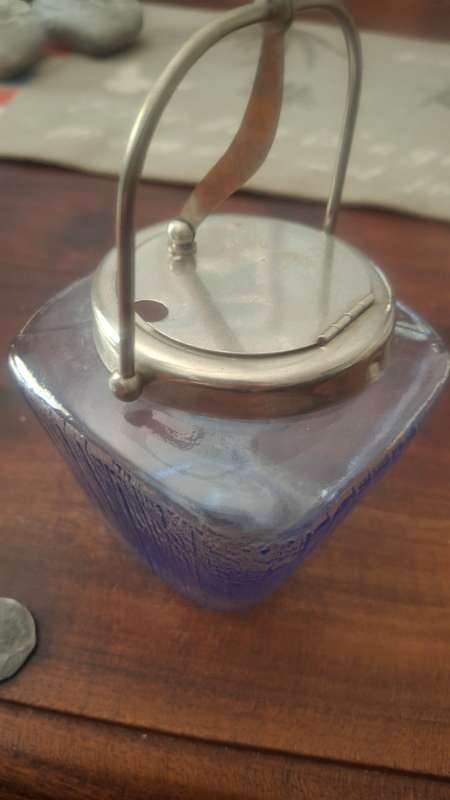 Sugar bowl with flip top