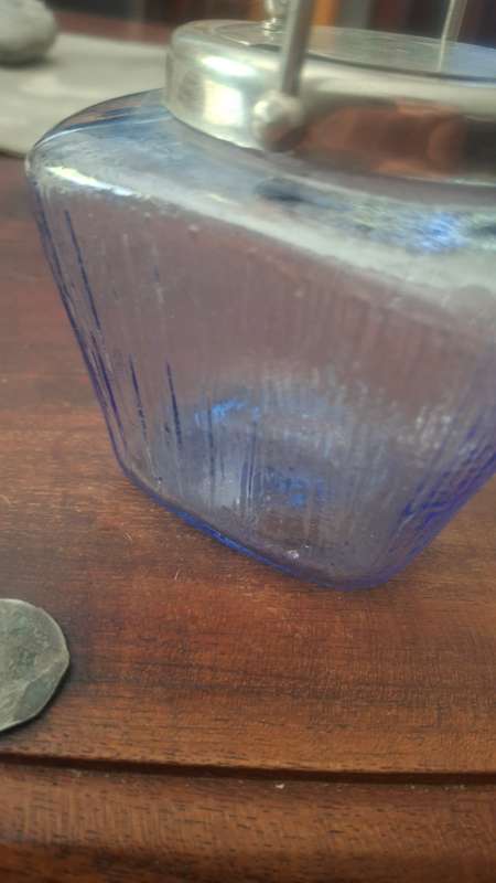Sugar bowl with flip top