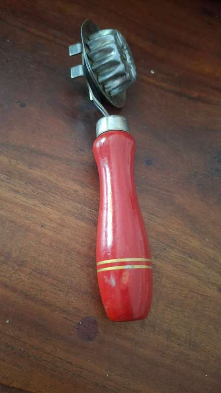 Vintage Retro Nutbrown Pastry Wheel Pie Crimper