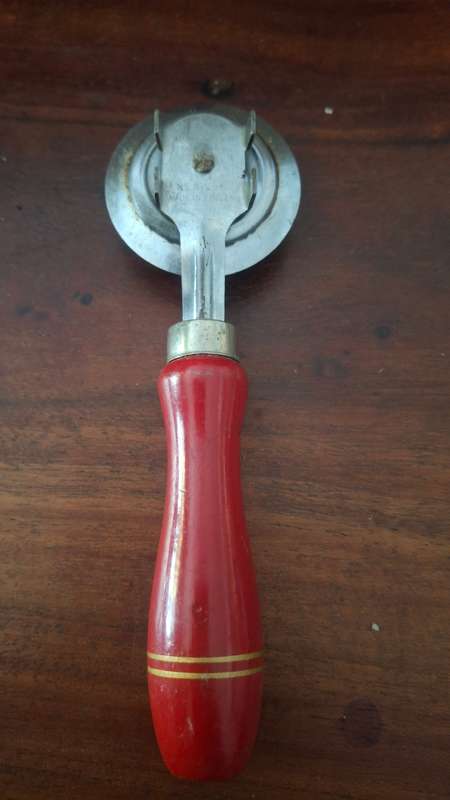 Vintage Retro Nutbrown Pastry Wheel Pie Crimper