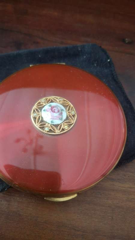 Vintage Kigu compact red