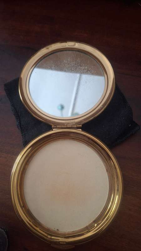 Vintage Kigu compact red