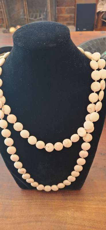 Necklace cream vintage gemstone