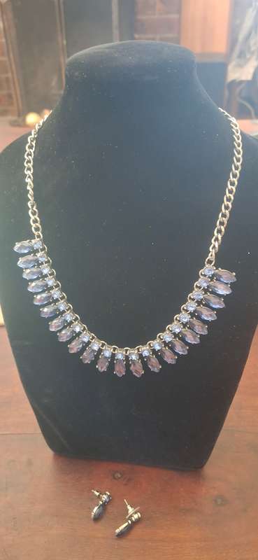 Necklace with earrings blue