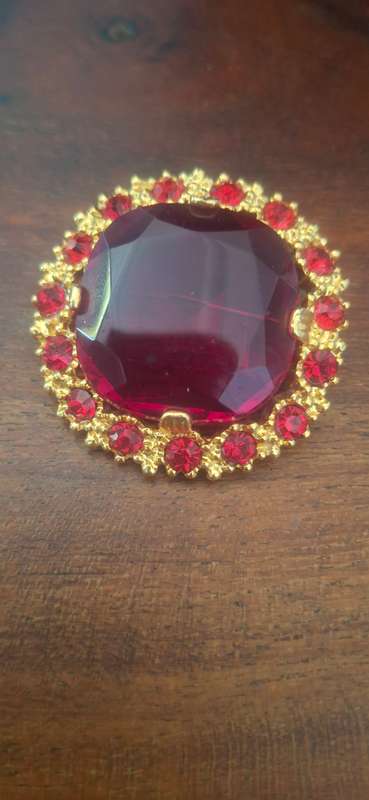 Vintage brooch red stone