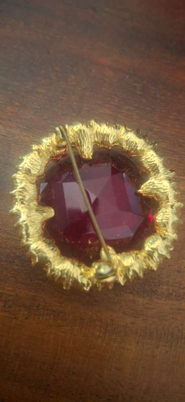 Vintage brooch red stone