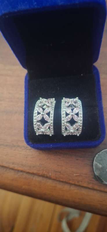 Earrings with pink stones