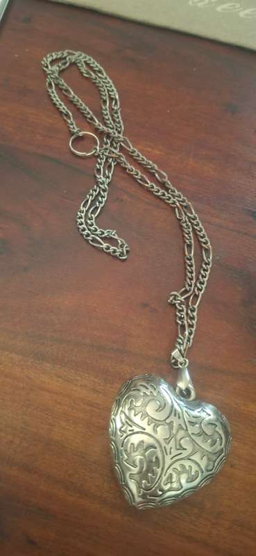 Hart pendant with chain