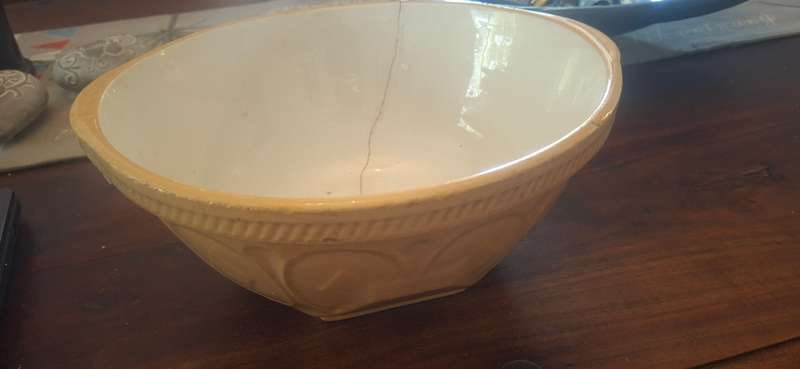 Gripstand vintage bowl cracked