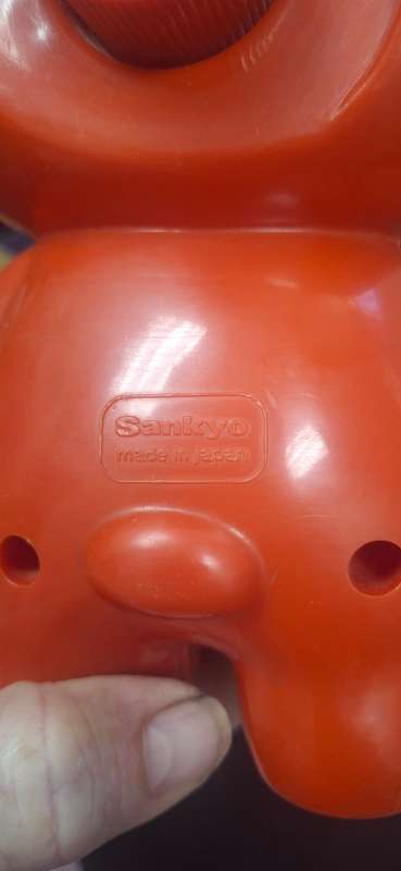 Vintage musical red bear