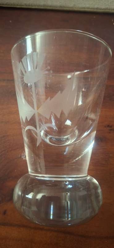 VINTAGE CAITHNESS GLASS ETCHED THISTLE DESIGN SPILL BUD VASE 9.5 CM