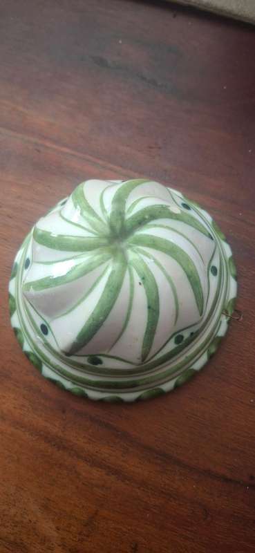 VTG BASSANO ITALY CERAMIC MOLD WALL ART BUNDT CAKE WHITE GREEN HAND PAINTED