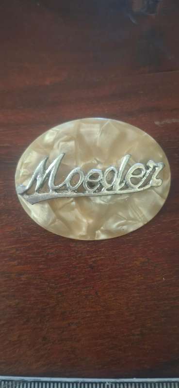 Moeder brooch