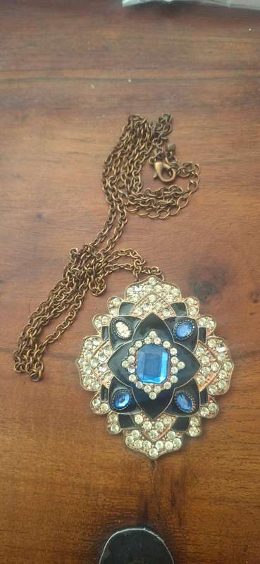Vintage pendant with chain