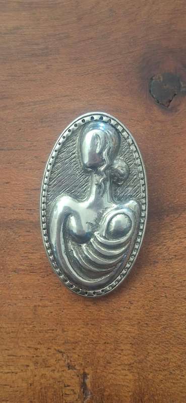 Maria Kloppers breas cancer brooch pewter
