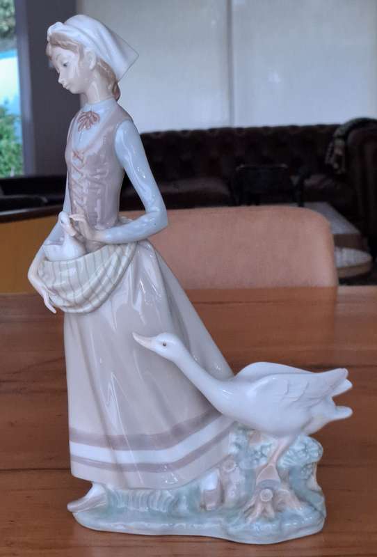 Lladro Figurine - Girl with Geese (PRICE REDUCED)