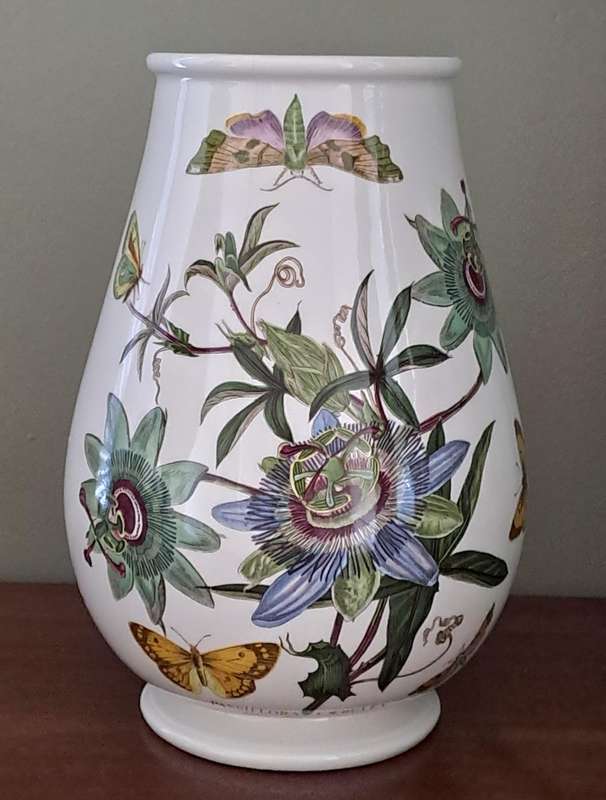Portmeirion Botanic Garden Vase 'Blue Passion Flower' - LARGE