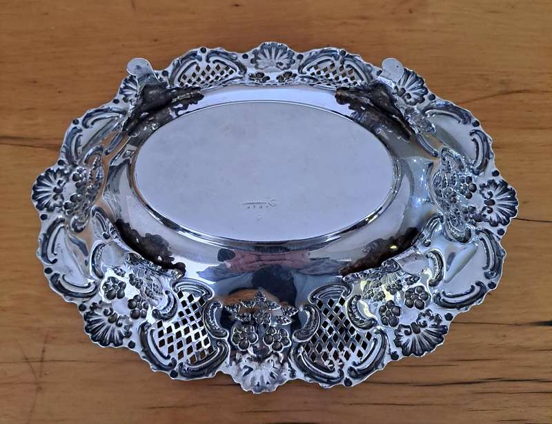 Beautiful EP Oval Bowl with Swing Handle